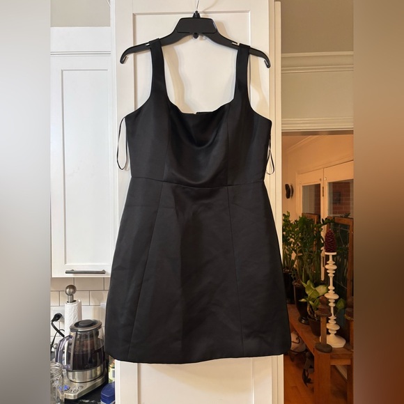 new Elliatt Amelie Square Neck Duchesse Satin Cocktail Minidress in black - Picture 4 of 8